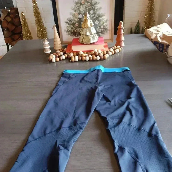 Nike Pro cropped leggings like new small - Picture 2 of 4